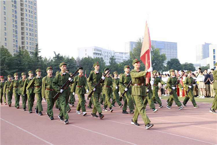 图片4：八年级十五班方队.JPG