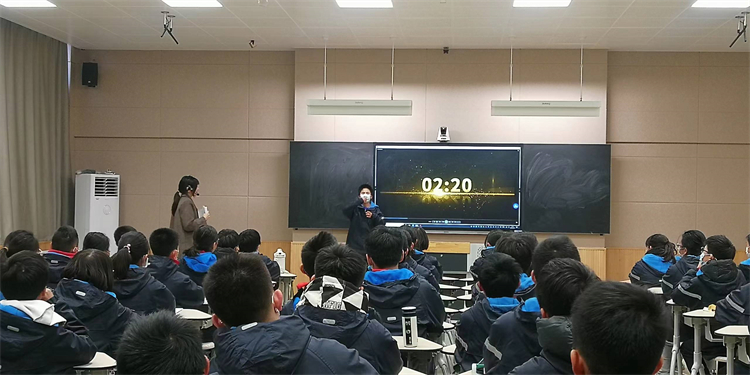 图片9  心理课上学生互动表演.jpg